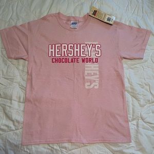 SOLD - - Hershey’s Chocolate World - Pink crewneck t-shirt Sz L - juniors NWT